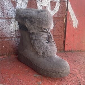 Cozy Gray Fur-Lined Women's Boots